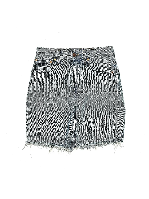 Low-Rise Denim Shorts in Medium Wash